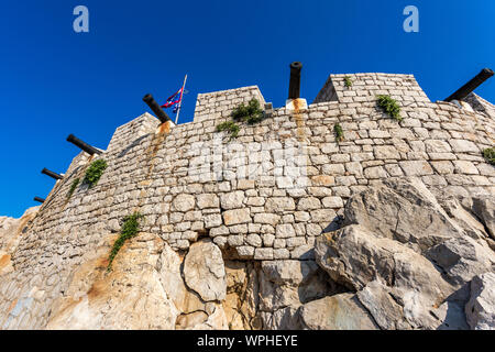 Eine alte Kanone auf den Hafen auf der Insel Hydra, Griechenland zeigen Stockfoto