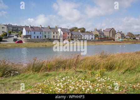 Attraktive Ferienhäuser im Aberffraw (Walisisch: Aberffro) an den Ufern der Gezeiten Afon Ffraw Ffraw (Fluss) auf der Insel Anglesey, Nordwales, Großbritannien Stockfoto