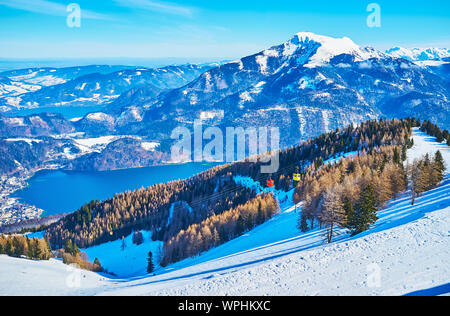 Idyllische Natur des Salzkammergutes mit einem Blick auf die alpine Landschaft, Wolfgangsee Tal, Pinienwälder, St Gilden Stadt und tiefblauen Seen Wolfgangsee und Stockfoto