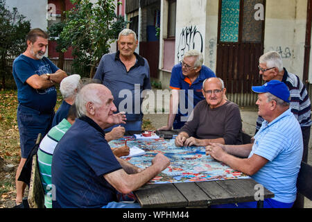 ZRENJANIN, Serbien, SEPTEMBER 05,2019. Eine Gruppe von Senioren meist Rentner Spaß Karten spielen im Freien in den Park. Stockfoto