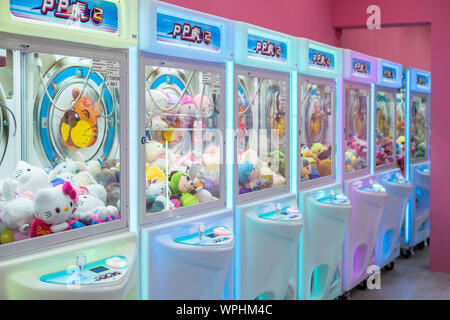 Kuala Lumpur, Malaysia - September 7,2019: Bunte arcade spiel Spielzeug Greifer Kran Maschine wo Leute Spielzeug und andere Preise gewinnen können. Stockfoto