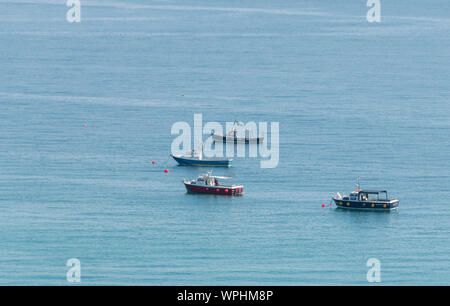 Boote im Hafen von St. Ives, Cornwall auf ein sommermorgen. Stockfoto