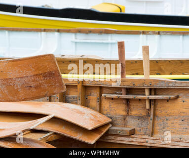 Boote im Hafen von St. Ives, Cornwall an einem nebligen Sommer. Stockfoto