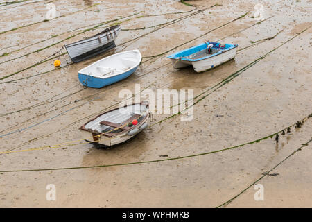 Boote im Hafen von St. Ives, Cornwall an einem nebligen Sommer. Stockfoto