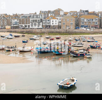 Boote im Hafen von St. Ives, Cornwall an einem nebligen Sommer. Stockfoto