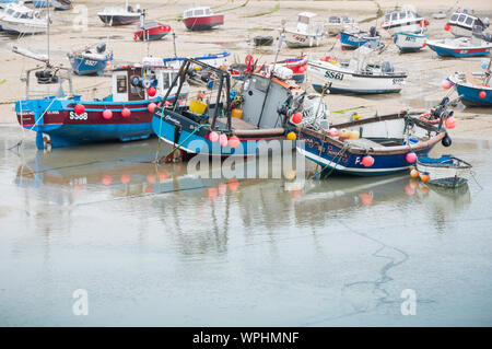 Boote im Hafen von St. Ives, Cornwall an einem nebligen Sommer. Stockfoto