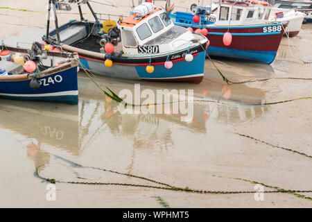 Boote im Hafen von St. Ives, Cornwall an einem nebligen Sommer. Stockfoto