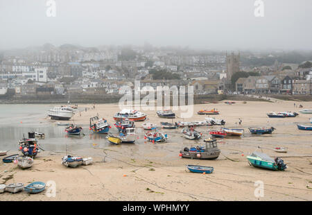 Boote im Hafen von St. Ives, Cornwall an einem nebligen Sommer. Stockfoto