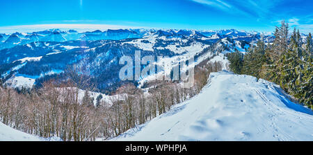 Panoramablick vom Zwolferhorn Berg, in die verschneiten Weiten des Salzkammergutes, St. Gilgen, Österreich Stockfoto