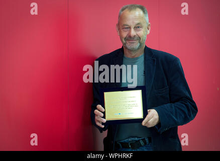 Prag, Tschechische Republik. 08 Sep, 2019. Tschechischen Regisseurs Vaclav Marhoul hält das Kino für UNICEF Award nach seiner Ankunft in Prag von den Internationalen Filmfestspielen von Venedig, die Tschechische Republik, 8. September 2019. Die bemalte Vogel, unter der Regie von Vaclav Marhould, gewann das Kino für UNICEF Award von student Jury. Diese Auszeichnung wird an den Film, dass der Kampf für die Rechte der Kinder am besten in der Art und Weise zeigt. Credit: Katerina Sulova/CTK Photo/Alamy leben Nachrichten Stockfoto