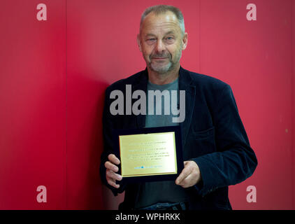 Prag, Tschechische Republik. 08 Sep, 2019. Tschechischen Regisseurs Vaclav Marhoul hält das Kino für UNICEF Award nach seiner Ankunft in Prag von den Internationalen Filmfestspielen von Venedig, die Tschechische Republik, 8. September 2019. Die bemalte Vogel, unter der Regie von Vaclav Marhould, gewann das Kino für UNICEF Award von student Jury. Diese Auszeichnung wird an den Film, dass der Kampf für die Rechte der Kinder am besten in der Art und Weise zeigt. Credit: Katerina Sulova/CTK Photo/Alamy leben Nachrichten Stockfoto