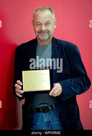 Prag, Tschechische Republik. 08 Sep, 2019. Tschechischen Regisseurs Vaclav Marhoul hält das Kino für UNICEF Award nach seiner Ankunft in Prag von den Internationalen Filmfestspielen von Venedig, die Tschechische Republik, 8. September 2019. Die bemalte Vogel, unter der Regie von Vaclav Marhould, gewann das Kino für UNICEF Award von student Jury. Diese Auszeichnung wird an den Film, dass der Kampf für die Rechte der Kinder am besten in der Art und Weise zeigt. Credit: Katerina Sulova/CTK Photo/Alamy leben Nachrichten Stockfoto