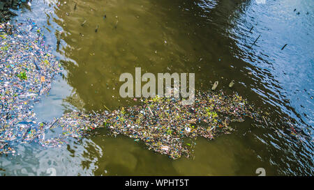 Wasser Abfall verunreinigtes Wasser Fische schmutzigen Fluss mit Müll und Kunststoff Süßwasser Verschmutzung Stockfoto