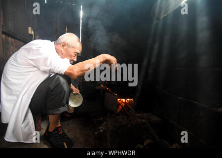 (190909) - CHANGSHA, Sept. 9, 2019 (Xinhua) - Tang Shangjun kocht das Essen zu Hause in Wuhan Dorf Anhua County in Yiyang City, Chinas Provinz Hunan, Sept. 8, 2019. Ein Holzhaus steht allein in den tiefen Bergen durch einen lebhaften grünen Decke von Bäumen bedeckt, nicht nur als Wohnung, sondern auch als ein Klassenzimmer, wo Tang Shangjun Nachhilfe Studenten Seit mehr als 20 Jahren. Tang, einem 92-jährigen ländlichen Lehrer, nachhilfe begonnen, die Kinder durch ihre Eltern mit Migrationshintergrund kostenlos Links in Wuhan Dorf im Jahre 1997, 10 Jahre nachdem er vom Unterrichten in Anhua County zurückgezogen. Als Th Stockfoto