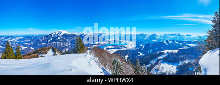 Antenne panorama winter Alpen mit Blick auf das tiefe Schneeverwehungen auf dem Zwolferhorn Berg im Vordergrund, St. Gilgen am Wolfgangsee, Salzkammergut, Österreich Stockfoto