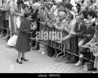 Die Königin öffnet die neue Norwich und Peterborough Building Society Gebäude 1988 Stockfoto