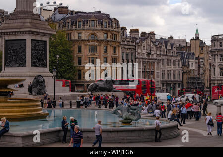 Der Trafalgar Square ist einen öffentlichen Platz in der Stadt von Westminster, London, um den Bereich, der früher als Charing Cross gebaut, bekannt. Stockfoto