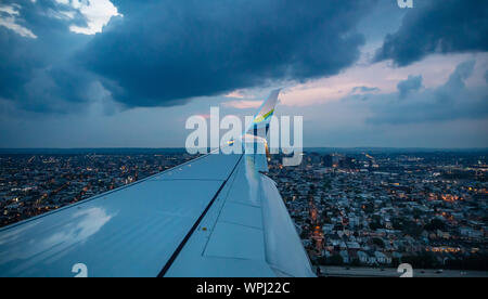 New York USA. Juni 3, 2019. Alaska Airlines Flugzeug nähert sich der Newark Flughafen am Abend Blick aus dem Flugzeug Fenster. Stockfoto