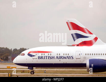 British Airways Flugzeuge am Terminal 5 am Londoner Flughafen Heathrow, London, am ersten Tag der erste Streik bei British Airways Piloten. Die 48-stündige Spaziergang in einer lange dauernden Streit um Zahlen, Krüppel werden Flüge von Montag, wodurch reisen Unterbrechungen für Zehntausende von Passagieren. Stockfoto