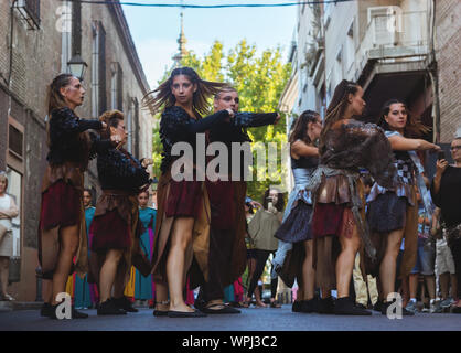 Alma Talavera Dance Company tanzen Stammestänze. Improvisierten Tribal Dance in der Straße. Tänzerinnen und Tänzer in Bewegung. Talavera de la Reina, Spanien, 8. September Stockfoto