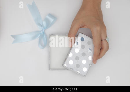 Ansicht von oben zwei Hände halten und die leere Geschenkbox Öffnen isoliert weißer Hintergrund. Stockfoto