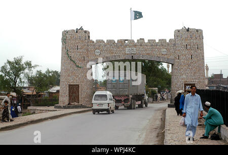 Denkmal auf dem Weg zum Khyber Pass in Peshawar, Pakistan. Dieses Tor ist der Beginn der Pass. Eingang zu den Khaiberpass, Peshawar, Pakistan. Stockfoto