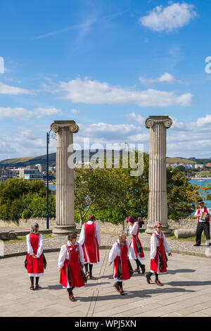 Weibliche Morris Dancers Hüften und Haws verstopfen, in Swanage Folk Festival, Swanage, Dorset UK an einem warmen sonnigen Tag im September durchführen. Stockfoto