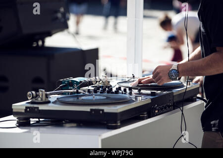 Dj und Mischen von Musik im Freien bei Party Festival. Im Freien, sonnigen Tag Stockfoto