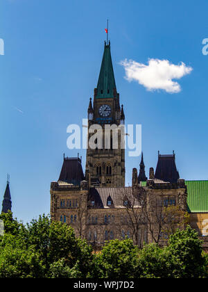 Der Peace Tower und der Center Block der kanadischen Parlamentsgebäude werden von Osten an einem sonnigen Sommertag betrachtet. Stockfoto