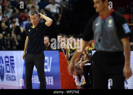 (190909) - NANJING, Sept. 9, 2019 (Xinhua) - Andrej Lemanis (L), Head Coach von Australien, reagiert während der Gruppe L Übereinstimmung zwischen Frankreich und Australien am 2019 FIBA-Weltmeisterschaft in Nanjing, in East China Jiangsu Provinz, Sept. 9, 2019. (Xinhua / Han Yuqing) Stockfoto