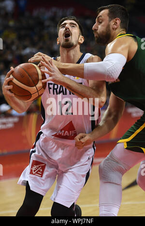 (190909) - NANJING, Sept. 9, 2019 (Xinhua) - Nando de Colo (L) von Frankreich bricht durch während der Gruppe L Übereinstimmung zwischen Frankreich und Australien am 2019 FIBA-Weltmeisterschaft in Nanjing, in East China Jiangsu Provinz, Sept. 9, 2019. (Xinhua / Han Yuqing) Stockfoto