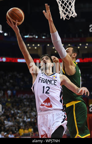 (190909) - NANJING, Sept. 9, 2019 (Xinhua) - Nando de Colo (L) von Frankreich schießt während der Gruppe L Übereinstimmung zwischen Frankreich und Australien am 2019 FIBA-Weltmeisterschaft in Nanjing, in East China Jiangsu Provinz, Sept. 9, 2019. (Xinhua / Han Yuqing) Stockfoto