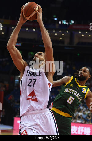 (190909) - NANJING, Sept. 9, 2019 (Xinhua) - Rudy Gobert (L) von Frankreich geht für den Korb während der Gruppe L Übereinstimmung zwischen Frankreich und Australien am 2019 FIBA-Weltmeisterschaft in Nanjing, in East China Jiangsu Provinz, Sept. 9, 2019. (Xinhua / Han Yuqing) Stockfoto