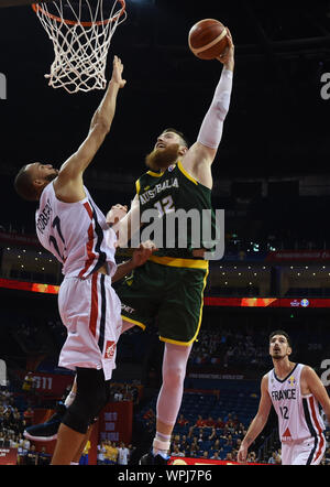 (190909) - NANJING, Sept. 9, 2019 (Xinhua) - Aron Baynes (oben R) von Australien schießt während der Gruppe L Übereinstimmung zwischen Frankreich und Australien am 2019 FIBA-Weltmeisterschaft in Nanjing, Osten Chinas in der Provinz Jiangsu, Sept. 9, 2019. (Xinhua / Han Yuqing) Stockfoto