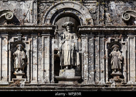 Skulptur des Apostels Santiago und seine Jünger. Osten Fassade der Kathedrale von Santiago de Compostela Stockfoto