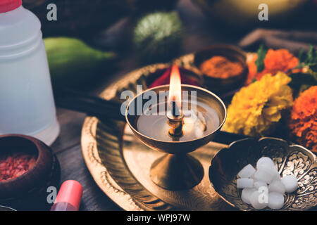 Pooja Material / Puja Sahitya in Hindu Religion aus Indien, in einer Gruppe arrangiert. Selektiver Fokus Stockfoto