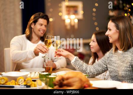 Schöne Familie essen Weihnachten Abendessen zu Hause Stockfoto