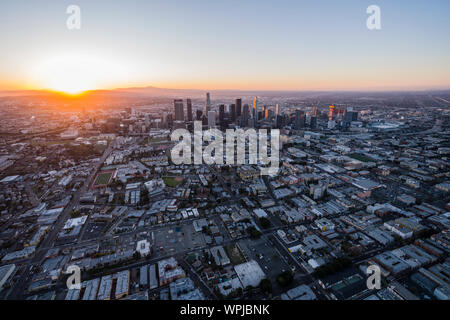 Los Angeles, Kalifornien, USA - 20. Februar 2018: Luftaufnahme der Stadt Los Angeles Stadtbild bei Sonnenaufgang. Stockfoto