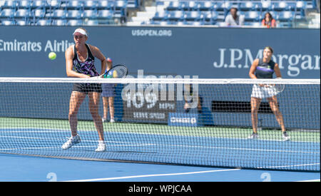 New York, NY - 8. September 2019: Elise Mertens (Belgien), Aryna Sabalenka (Weißrussland), die in Aktion bei Frauen verdoppelt Finale von US Open gegen Victoria Azarenka (Weißrussland), Ashleigh Barty (Australien) an Billie Jean King National Tennis Center Stockfoto