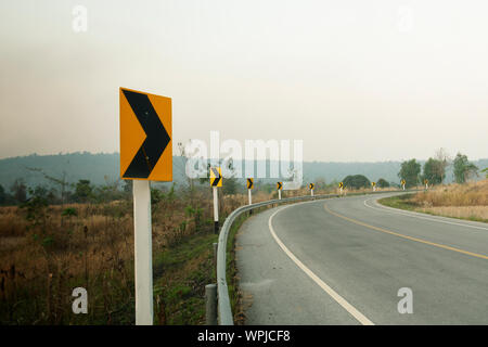 Kurvenreiche Straße Zeichen Stockfoto