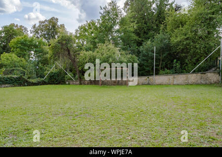 Mini-Fußball auf dem Rasen, mit dem Ziel ein wenig eingerostet vor einer Wand in der Region Virton in Belgien Stockfoto