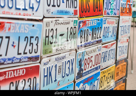 Alte abgekündigte Autokennzeichen oder der Zulassung des Fahrzeugs Zahlen aus verschiedenen Bundesstaaten der USA wie Texas, Oklahoma, Tennessee, Missouri. Stockfoto