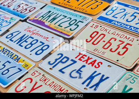 Alte abgekündigte Autokennzeichen oder der Zulassung des Fahrzeugs Zahlen aus verschiedenen USA Staaten wie Kalifornien, Texas, Arizona, Oklahoma. Stockfoto