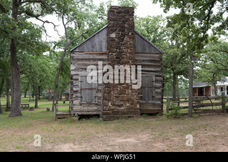 Blockhaus an der Inyo County Frontier Village und Museum in Loy Park in Denison, Texas Stockfoto