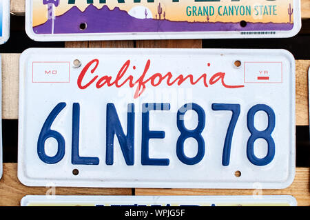 Alte aufgegebene Auto Nummernschild oder Fahrzeugkennzeichen aus Kalifornien USA. Stockfoto