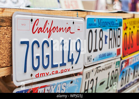 Alte abgekündigte Autokennzeichen oder der Zulassung des Fahrzeugs Zahlen aus verschiedenen Bundesstaaten der USA wie Kalifornien, Texas, Minnesota, Tennessee. Stockfoto