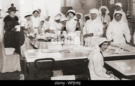 Frauen freiwilligen, Bandagen und Krücken während des Ersten Weltkrieges. Aus dem Festzug des Jahrhunderts, veröffentlicht 1934. Stockfoto