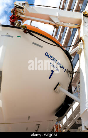 RMS Queen Mary 2. Verstaut Rettungsboote hing an Davits. Southampton Docks England Großbritannien Stockfoto