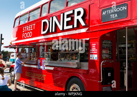 Routemaster bus umgewandelt in Street Cafe diner Restaurant. Liverpool Albert Docks. Tourismus in Merseyside England UK. Stockfoto