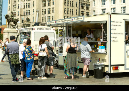 Warteschlangenfunktion für warme Speisen, Snacks an der Liverpool direkt am Meer. England UK. , Traditionelles Essen, heisse, Toast, Essen, Brot, köstliche, gegart, Mittagessen, Frische, Gesundheit Stockfoto